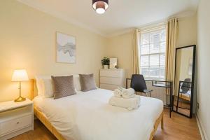 Gallery image of 2BR Grassmarket Apartment with Castle View in Edinburgh