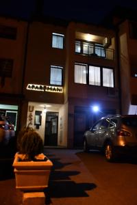 un coche aparcado delante de un edificio por la noche en Guesthouse Ušće, en Višegrad
