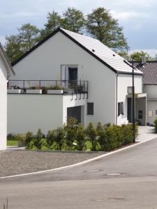 una casa bianca con tetto nero di Glanzvoller - Deine Auszeit a Markdorf