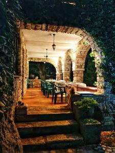 un patio al aire libre con sillas verdes y una mesa en Villa Serz en Bitola