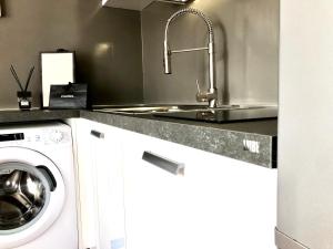 una cucina con lavello e lavatrice di Heart Palace Fontana di Trevi a Roma