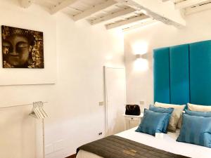 Un dormitorio con una cama con toques azules en Heart Palace Fontana di Trevi, en Roma