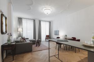 Kuntino Suites في ميرانو: غرفة معيشة مع أريكة وطاولة