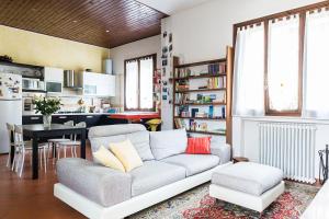 a living room with a couch and a table at Casa↨di Amore e Psiche in Verona