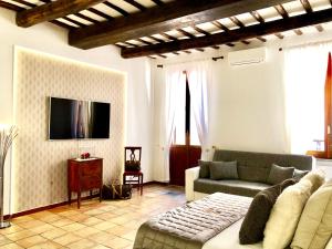 sala de estar con sofá y TV en Heart Palace Fontana di Trevi, en Roma