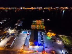 una vista aérea de un estacionamiento por la noche en Seabreeze Inn - Fort Walton, en Fort Walton Beach