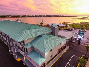 een uitzicht op een gebouw met een groen dak bij Seabreeze Inn - Fort Walton in Fort Walton Beach