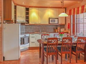 アカスロンポロにあるHoliday Home Villa hytönen 2 by Interhomeのキッチン(テーブル、椅子、冷蔵庫付)