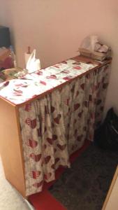 Una habitación con una mesa con una manta. en STUDIO MONTAGNE 4 PERSONNES LE SEIGNUS BAS, en Allos
