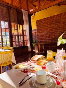 - une table avec des aliments et des boissons pour le petit-déjeuner dans l'établissement Encanto Rural, à Bella Vista