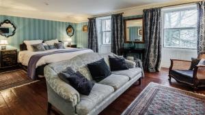1 dormitorio grande con 1 cama y 1 sofá en The Orchard House en Rothbury