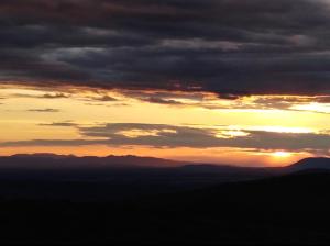 una puesta de sol desde la cima de una montaña en La Venta del Arriero, en Retuerta de Bullaque