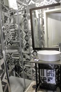 Art'Otel Barcelos في بارسيلوس: حمام مع حوض ومرآة