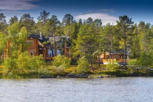 VeskoniemiにあるVilla Aurorastone, Lapland, Finlandの湖畔の丸太家