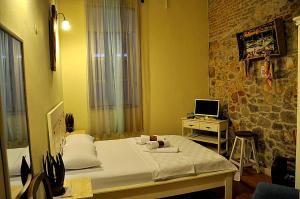 1 dormitorio con 1 cama y escritorio con ordenador en Gizemli Konak, en Ayvalık