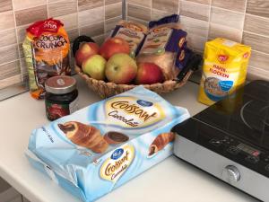 スコピエにある33rd floor luxury apartment spa & fitnessのりんご入りカウンター