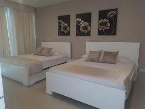 Duas camas sentadas uma ao lado da outra num quarto em Edificio Morros Ultra Apto 408 em Cartagena das Índias