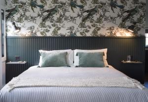 una camera da letto con un grande letto e carta da parati floreale di THE INN DOWNTOWN - Portsmouth, NH a Portsmouth