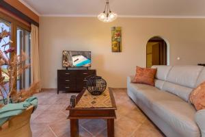 Gallery image of Venetico Beachfront Apartments & Suites - 2 Bedroom Apartment in Argassi