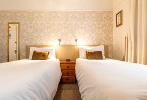 A bed or beds in a room at Edale House B&B 