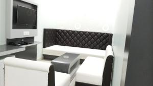 TV a/nebo společenská místnost v ubytování Hotel Saayein Residency
