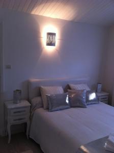 a bedroom with two beds and a light on the wall at Villa Zen in Narbonne