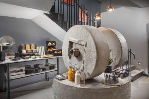 una cocina con un gran fregadero de piedra en una habitación en Terra Residence en Labin