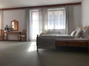 A seating area at Das Herbst