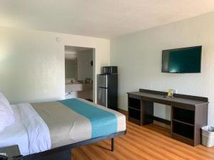 Un pat sau paturi într-o cameră la Motel 6-Lexington, KY - Airport