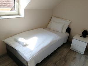 A bed or beds in a room at Óvár Apartman