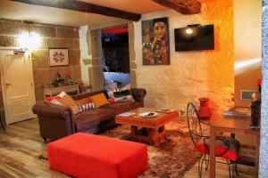 Uma TV ou centro de entretenimento em Art'Otel Barcelos