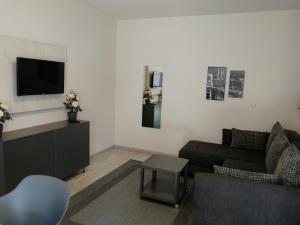 A television and/or entertainment centre at Óvár Apartman