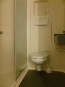 A bathroom at Ibis budget Dunkerque Grande Synthe