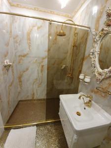 Koupelna v ubytování FD Luxury rooms