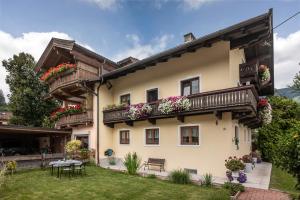 dom z skrzyniami kwiatowymi na balkonach w obiekcie Salven-Lodge w mieście Hopfgarten im Brixental