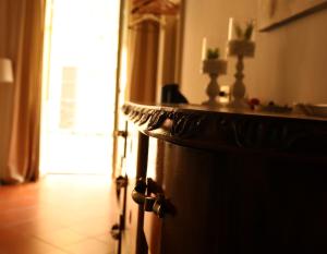 una porta che conduce a una camera con corridoio e porta di La Maison a Bergamo