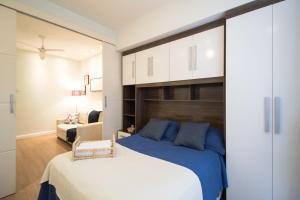 1 dormitorio con 1 cama grande y 1 sofá en Apartamento moderno em Copacabana | SL 363/109 en Río de Janeiro