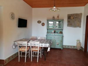 ein Esszimmer mit einem Tisch und einigen Stühlen in der Unterkunft La Mennula in Ballata