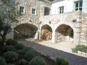 una vista esterna di un edificio in pietra con due archi di Mala Luka a Grižane