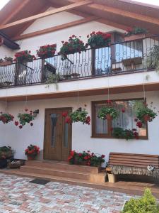 un edificio con flores en los balcones y un banco en U Slavika, en Yasinya