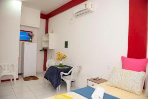 a small room with a bed and a table with a table at Conforto Total - Família Mangas Monteiro in Macapá