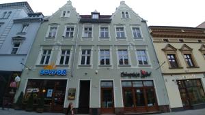 un grande edificio bianco con un cartello blu sopra di Mostowa 3 a Bydgoszcz