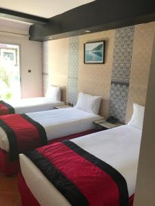 Un pat sau paturi într-o cameră la Hotel Al Khaima