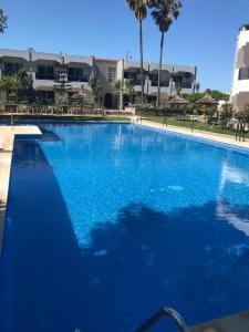 Piscina de la sau aproape de Hotel Al Khaima
