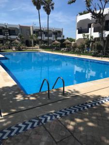 Piscina de la sau aproape de Hotel Al Khaima