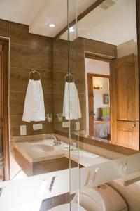 uma casa de banho com um lavatório e um espelho em Hotel Villa Alegria em Sáchica