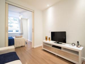 sala de estar con TV de pantalla plana sobre una mesa en Apartamento moderno em Copacabana | SL 363/109 en Río de Janeiro