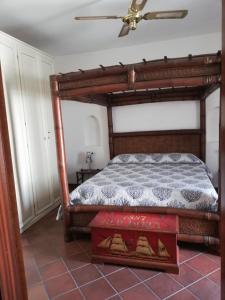 サン・ピエトロ・イン・ベヴァーニャにあるVille San Pietroのベッドルーム1室(木枠のベッド1台付)