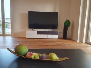 a bowl of fruit on a table in a living room at Wohnstation in Subingen