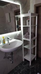 ein Badezimmer mit einem weißen Waschbecken und einem Spiegel in der Unterkunft Unterkunft A.Lambrecht in Oberhausen